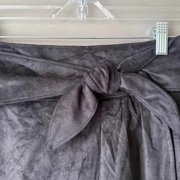 Express sz 4 black faux‎ suede skirt NWT - Picture 2 of 9